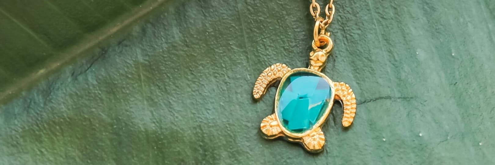 Oceanness turtle necklace with ocean plastic in gold-plated sterling silver