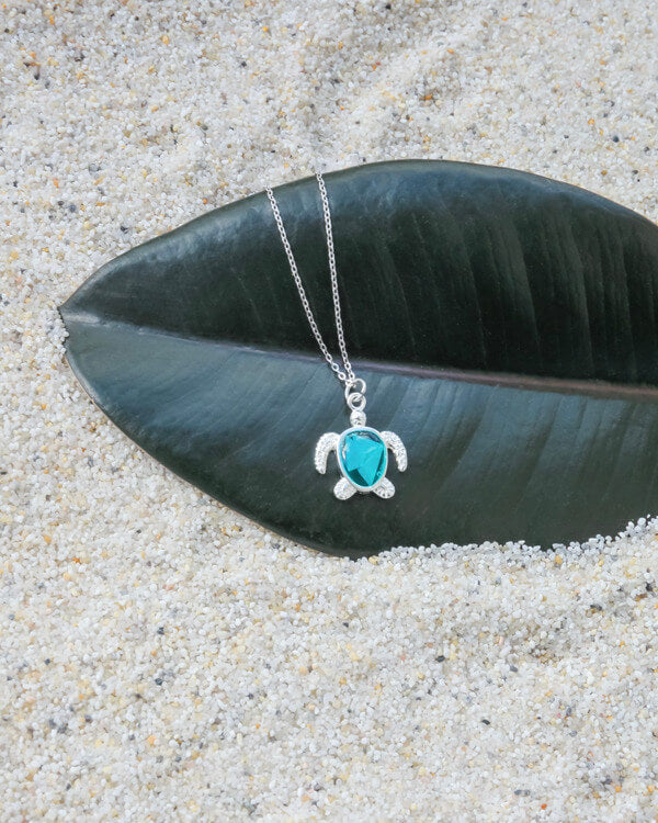 Oceanness eco-friendly turtle necklace in sterling silver S925 and ocean plastic
