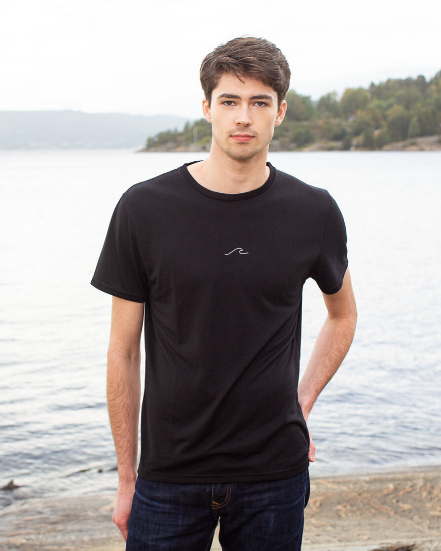 Model posing in Men's Eco Oceanness T-shirt in Midnight Black